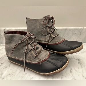 Sorel Out N About gray and black Womens Size 8.5 Waterproof Leather Duck Boots